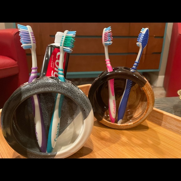 Toothbrush holder - Picture 1 of 4